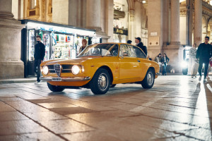 alfa romeo stelvio gt junior in front of milano duomo